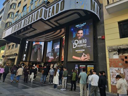 Fila de asistentes al acto de Mani Thawani en los cines Capitol de Gran Vía, en el centro de Madrid.